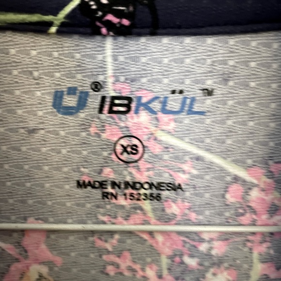 Ladies long sleeve Golf or Riding shirt.  Vented SPF 50 beautiful floral - Picture 2 of 2